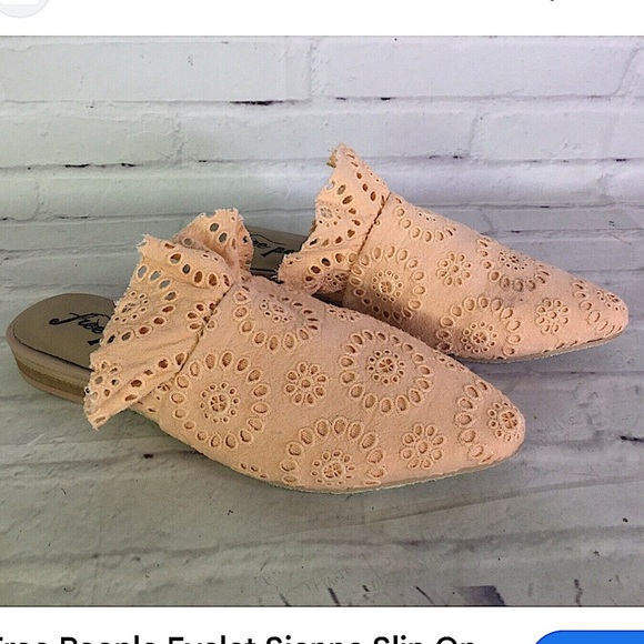 Free People Eyelet Ruffle Sienna Slip on Mule Flat Like New - Picture 9 of 9